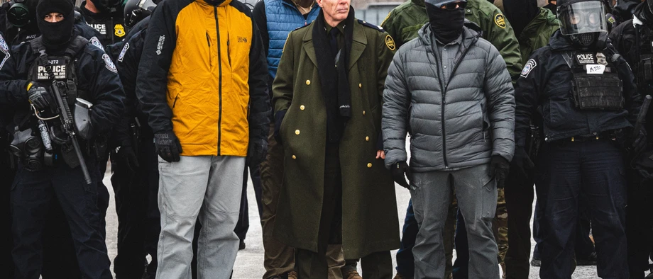 „Sie verbergen noch nicht einmal, wer sie sind“: So kommentierte der kalifornische Gouverneur Gavin Newsom den Uniformmantel, in dem der inzwischen abberufene Grenzschutz-Kommandeur Gregory Bovino in Minneapolis auftrat.