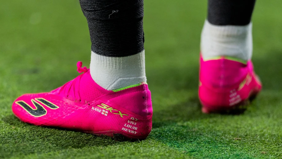 Warum so viele Fußballspieler pinke Schuhe tragen