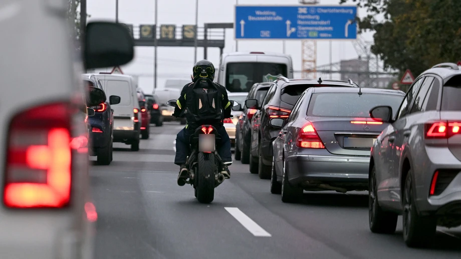 Als Motorradfahrer durchschlängeln – verboten oder notwendig?