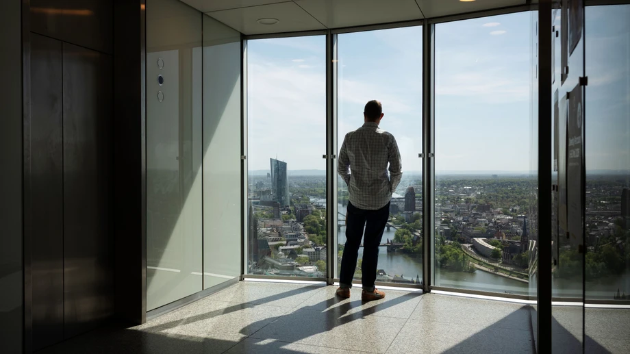 Sein Schreibtisch steht über den Dächern der Stadt