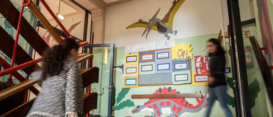 Treppenhaus der aus der Jahrhundertwende stammenden Gräfenauschule in Ludwigshafen: Mehr als 90 Prozent der Kinder haben eine Migrationsgeschichte.