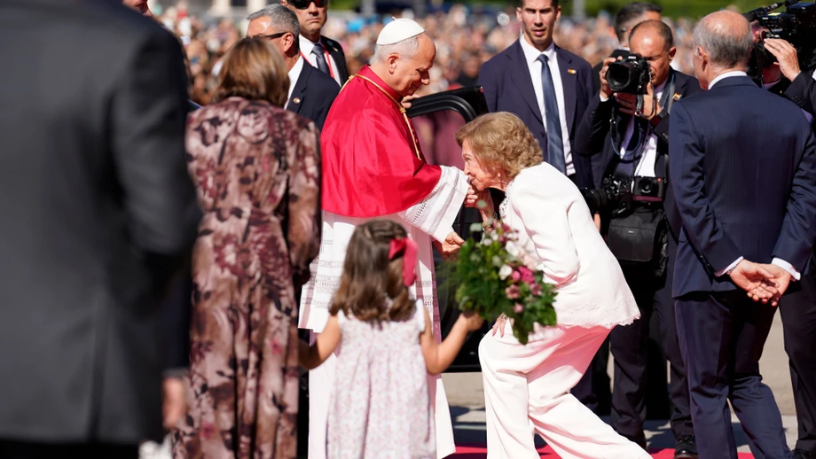 Vor dem Papst knickst sogar die Königin