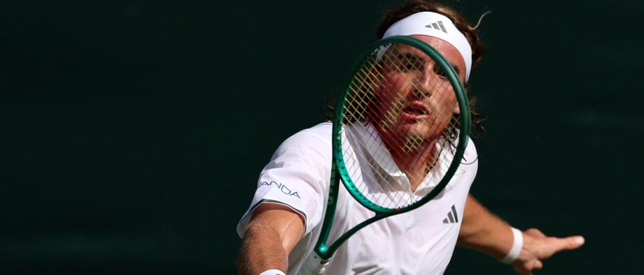 Tennisprofi Stefanos Tsitsipas trifft nach seinem Erstrundensieg in Wimbledon nun auf Novak Djokovic.