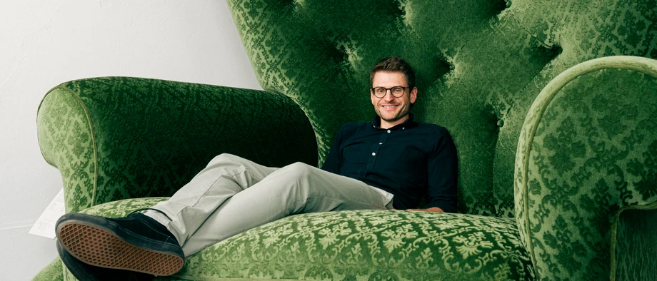 Sebastian Sinn, Geschäftsführer von Sinn Living, auf dem einst „größten Sessel der Welt“
