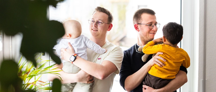 Eine Familie: Jan Bender (links) und sein Mann Jonas mit ihrem Adoptivsohn (rechts), genannt Löwe, und ihrem Pflegekind, dem kleinen Tiger.