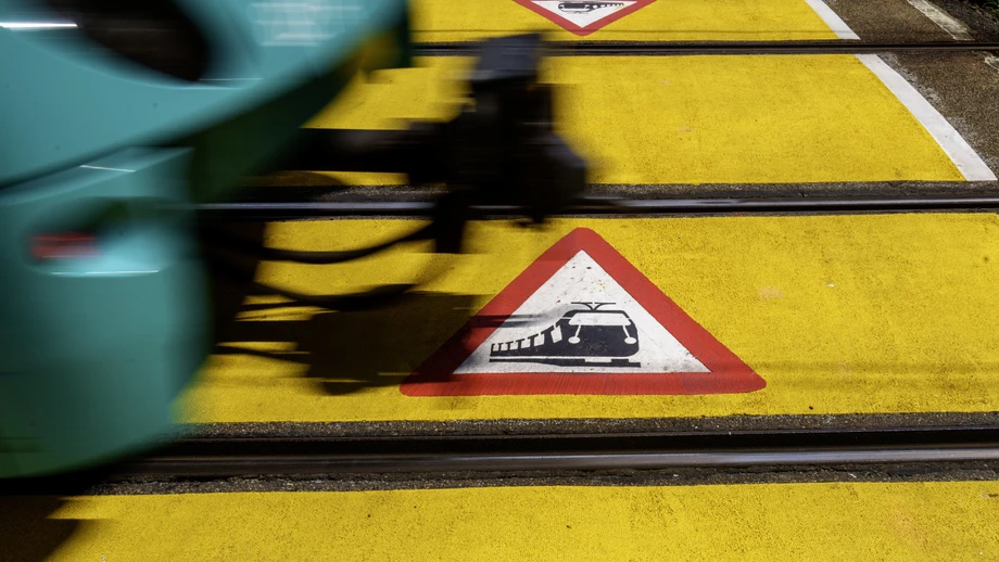 Fußgängerin von Straßenbahn eingeklemmt