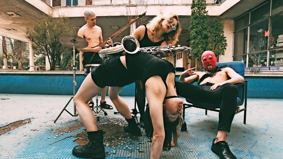 Nur Spott hilft gegen ein System, das Menschen verzehrt