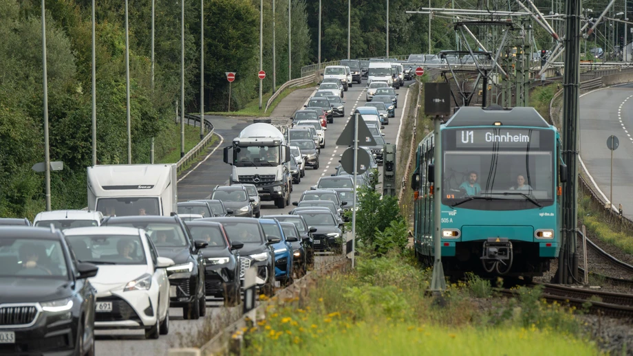 Den knappen Platz auf der Straße verteilen