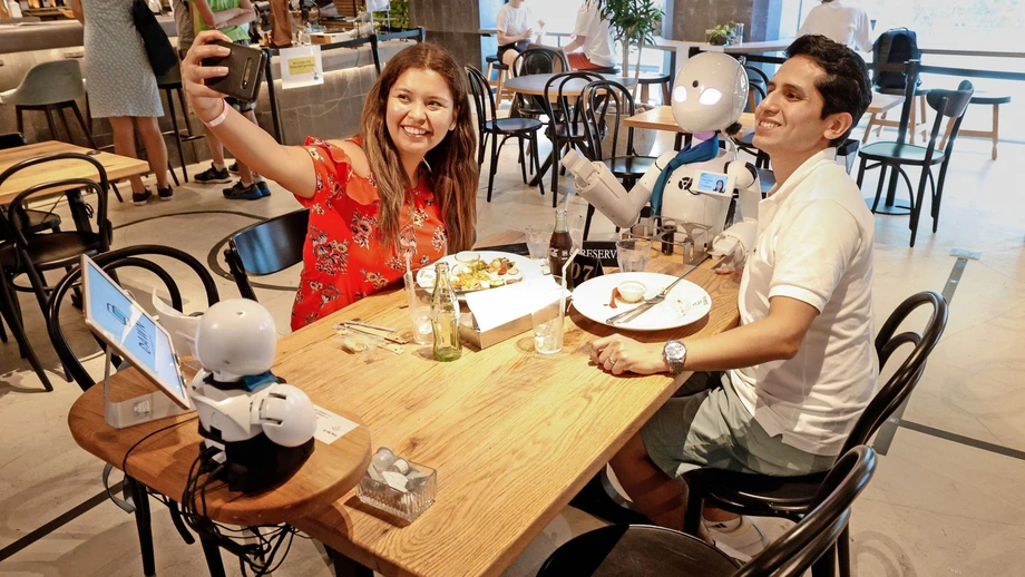 Statt Ohren Mikrofone, statt Augen Linsen