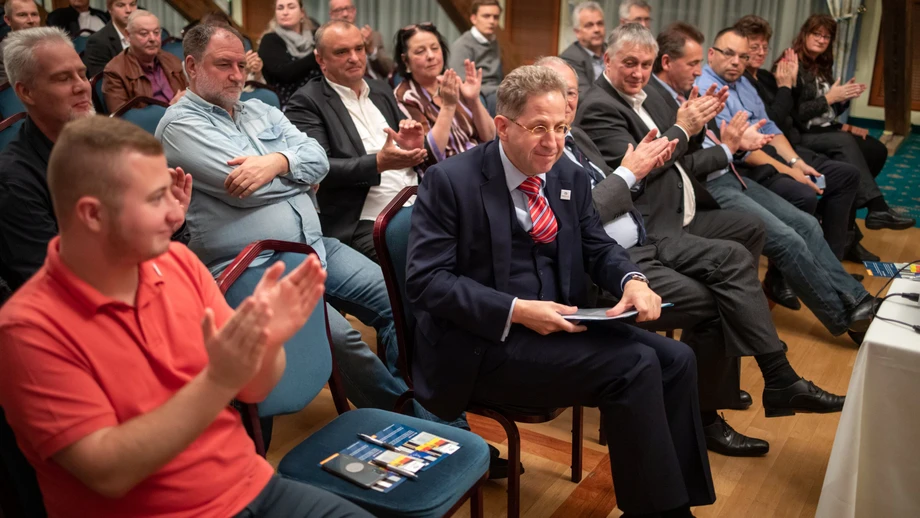 Crash-Prophet trifft Kickbox-Weltmeister