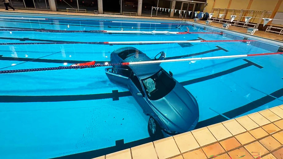 Frau fährt aus Versehen in Hallenbadbecken