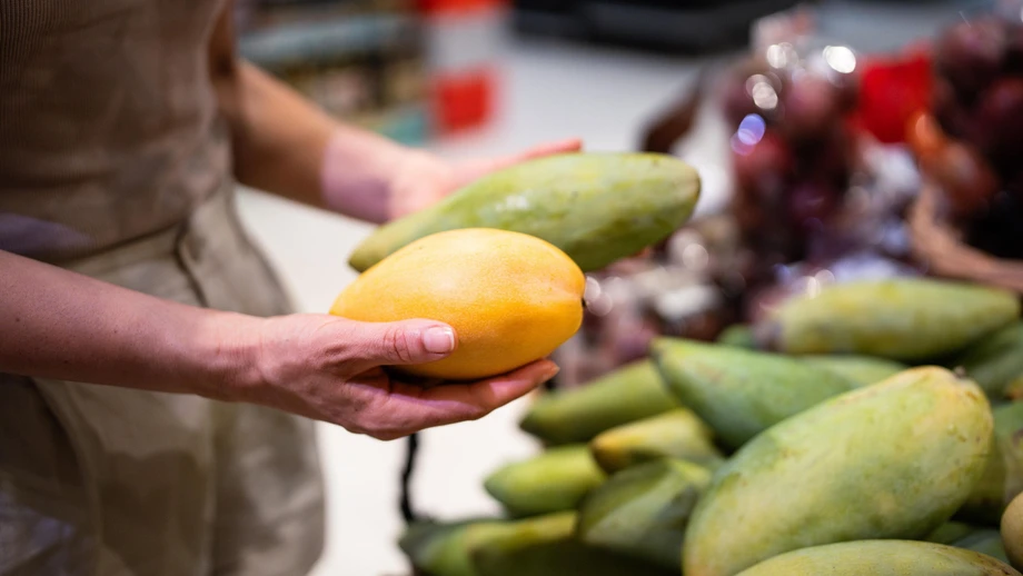 Mittags in Wilhelmshaven: Ein Mann tauscht Preisschilder