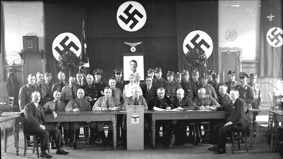 Wer eine Parteikarte seines Vorfahren findet, hat nur den ersten Schritt getan