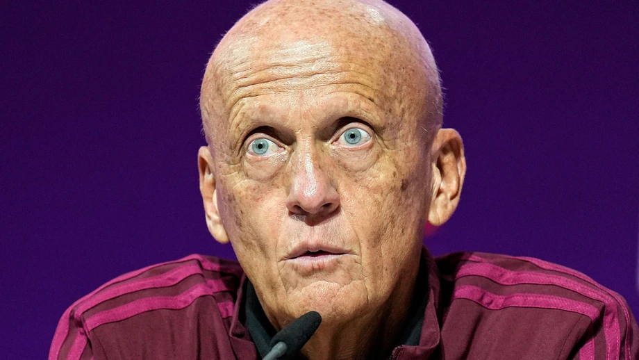 Der Vorsitzende der FIFA-Schiedsrichterkommission, Pierluigi Collina, erklärt die Regelauslegung
