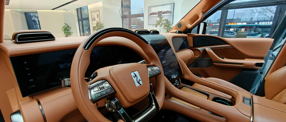 Im Showroom glänzt Chinas neue Nummer eins, während Tesla vom Taktgeber zum Getriebenen der Elektromobilität wird.