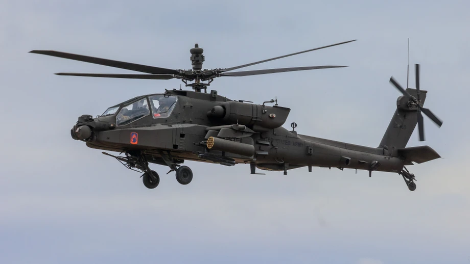 Ein Hubschrauber der US-Streitkräfte vom Typ Boeing AH-64 Apache bei einer Militärübung im März 2025
