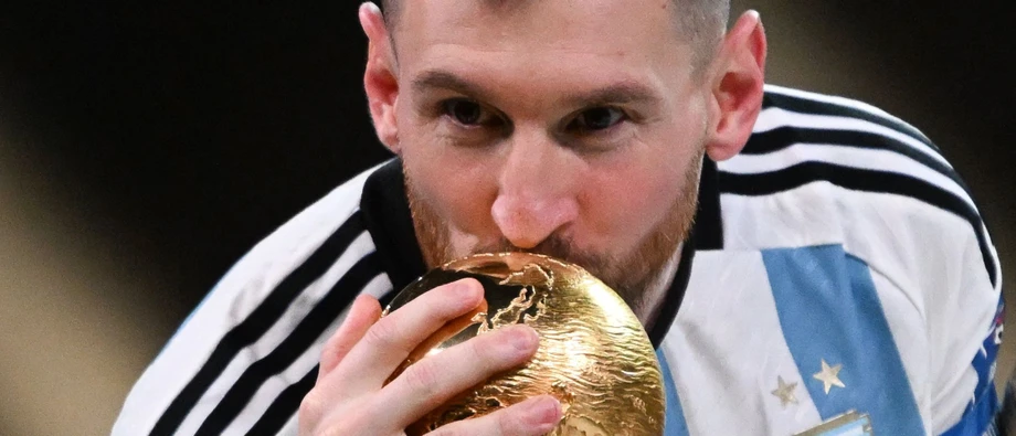 Am 18. Dezember 2022 küsste Lionel Messi den WM-Pokal als Weltmeister.