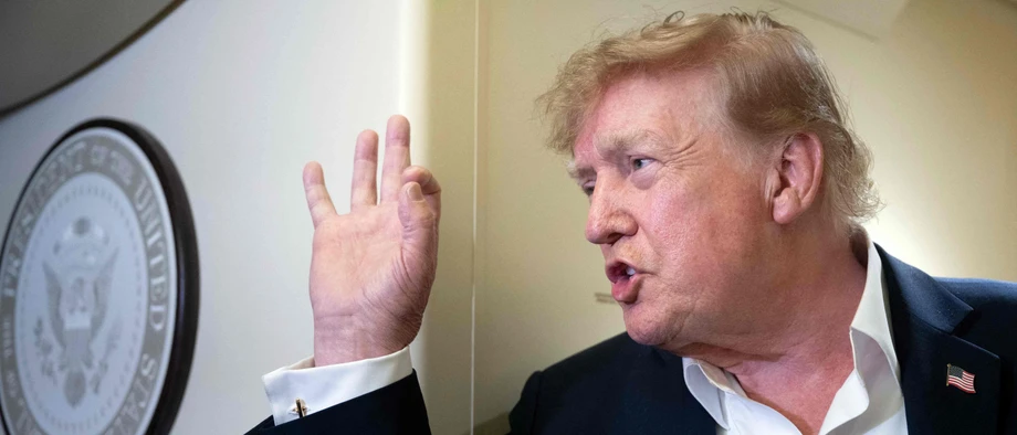 Donald Trump spricht an Bord der Air Force One mit Pressevertretern.