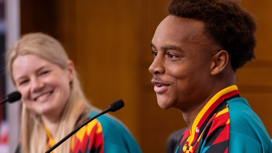 Einer, der gute Laune verbreitet: Assan Ouédraogo (rechts, dahinter DFB-Pressesprecherin Franziska Wülle)