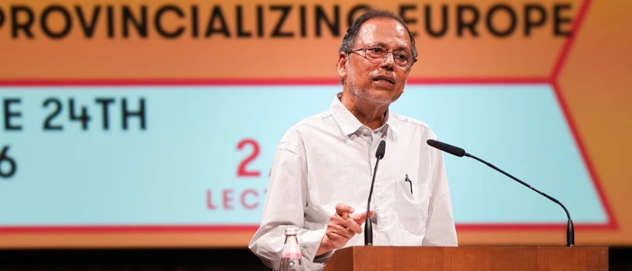 Dipesh Chakrabarty wurde 1948 in Kalkutta geboren und in Canberra mit einer Arbeit über die bengalische Arbeiterbewegung promoviert. Beim Bonner Historikertag 2025 wurde er zugeschaltet, für die Walter-Benjamin-Vorlesungen kam er jetzt nach Berlin.