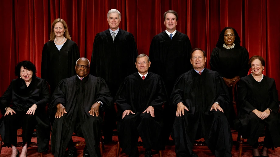 Wen beschimpft Trump da als „Narren und Schoßhunde“?