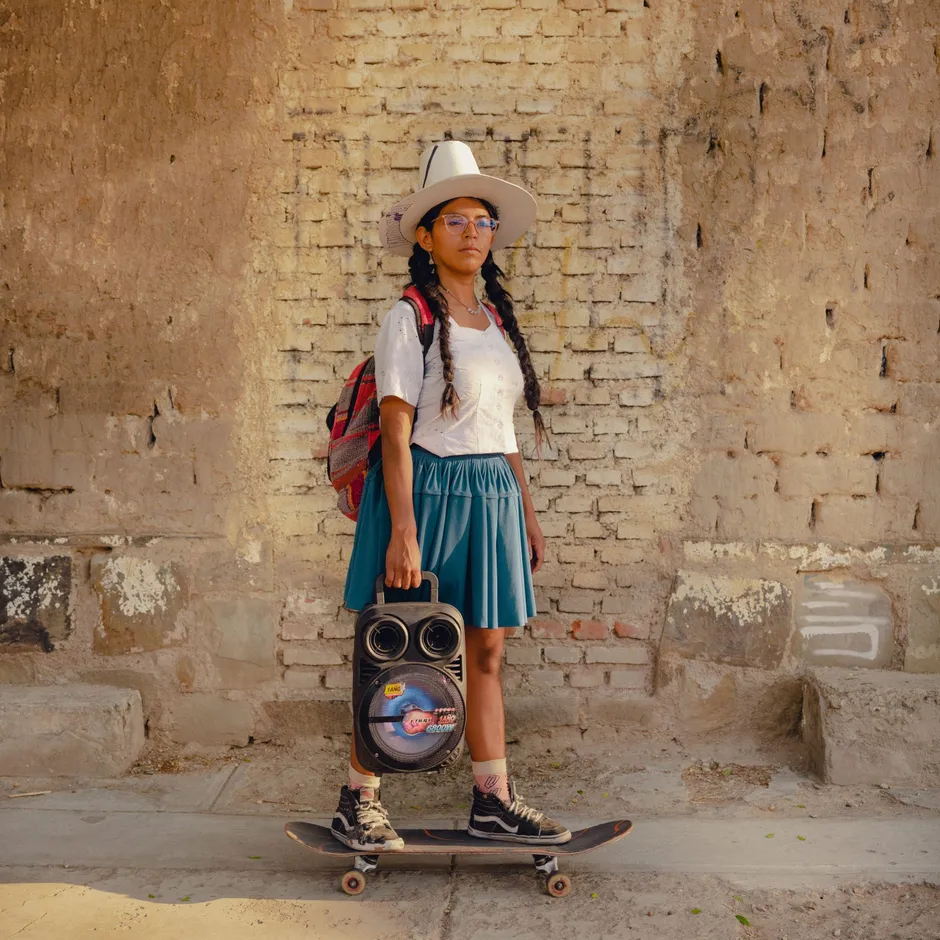 Für Deysi Tacuri Lopez ist Skateboardfahren mehr als ein Sport. Es macht sie glücklich und hilft ihr bei der Bewältigung des Alltags. Das geht auch in der Pollera. „Meine Mutter hat ein Sprichwort: ,Ich bin geboren, um eine Pollera zu tragen, und werde in der Pollera sterben.‘ Ich trage das fort.“ Mehrere Medaillen hat sie schon abgeräumt, in der Pollera, auf dem Skateboard.