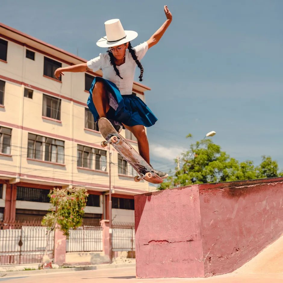 Deysi Tacuri Lopez möchte das Skateboardfahren in Bolivien noch bekannter machen. „Es geht nicht nur darum, dass wir dabei die Pollera tragen, sondern dass wir auch neue Manöver ausprobieren und besser werden.“