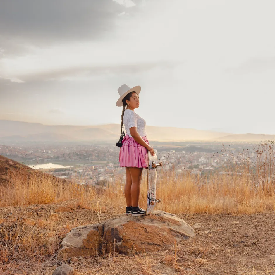 Wenn Miriam Estefanny Morales am Fuße der Christusstatue hoch über Cochabamba steht, dann ist sie stolz auf ihre Heimat. „Hier oben geht es der Natur gut, und man bekommt den Eindruck, dass nicht alles verloren ist.“ Skateboardfahren in der Pollera bedeutet für sie auch, dass jeder, unabhängig von Herkunft und Aussehen, ein Ziel erreichen kann.