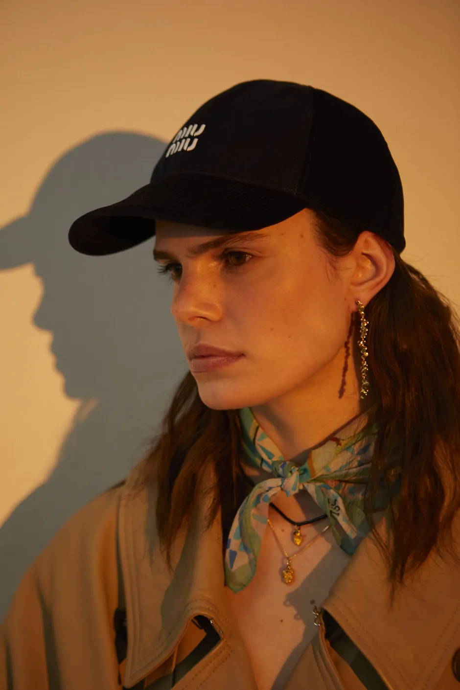 Kappe von Miu Miu, Mantel von Tod’s, Tuch von Massimo Alba, Ohrringe von Aeyde, Ketten von Golpira