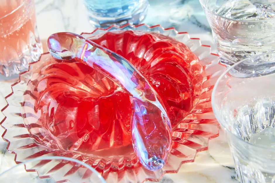 Teller und Gläser von Baccarat, Dildo aus dem Conceptstore Le Pop Lingerie