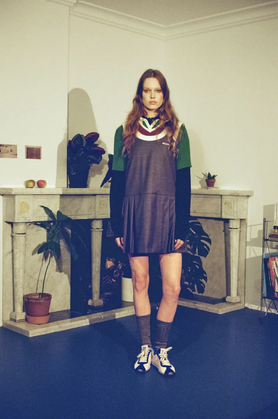 Poloshirts, Kleid, Strümpfe und Schuhe von Miu Miu