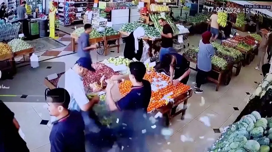 Explosion im Supermarkt: An zwei Tagen detonieren in Libanon und in Syrien Kommunikationsgeräte der Hizbullah. Das libanesische Gesundheitsministerium spricht von 37 Toten und etwa 3000 Verletzten. Die Hizbullah reagiert mit Raketenbeschuss auf den Norden Israels.