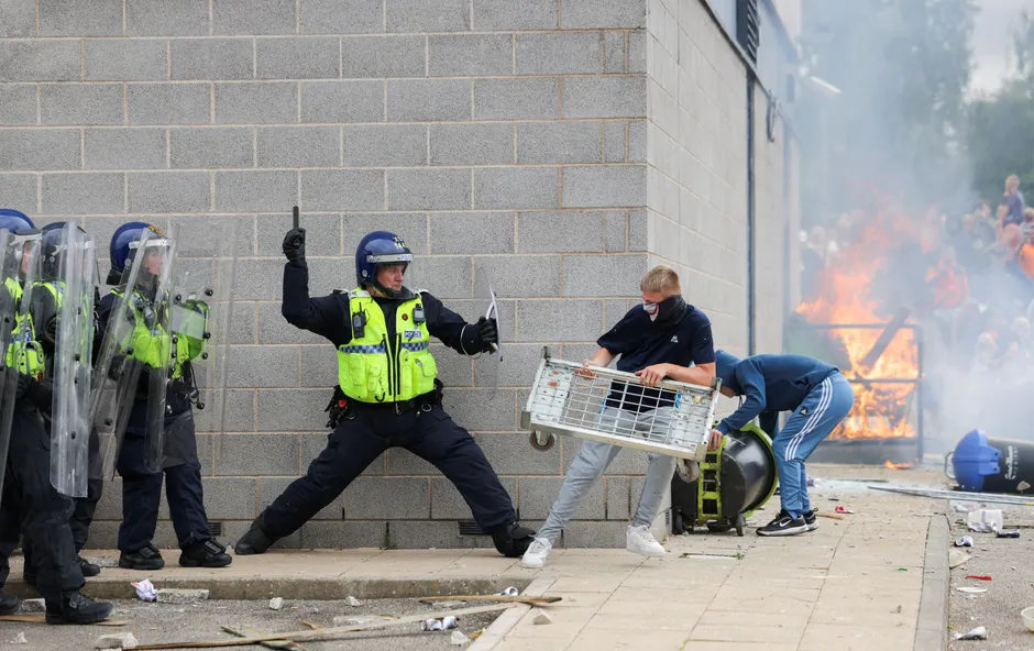 Folgen der Hetze: Falschmeldungen über einen Messerangriff in der englischen Stadt Southport, bei dem drei Kinder ums Leben kamen, führen unter anderem in Rotherham zu gewaltsamen Ausschreitungen gegen Migranten. Tagelang herrschen bürgerkriegsähnliche Zustände.