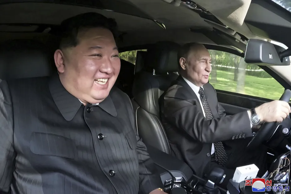 Freunde mit Vorfahrt: Die Bilder von Putins Besuch bei Kim Jong-un in Pjöngjang wirken freundschaftlich. Der Pakt, der dabei geschlossen wird, ist es nicht. Er soll gegenseitige Unterstützung gewähren. Inzwischen kämpfen nordkoreanische Soldaten im Ukrainekrieg.