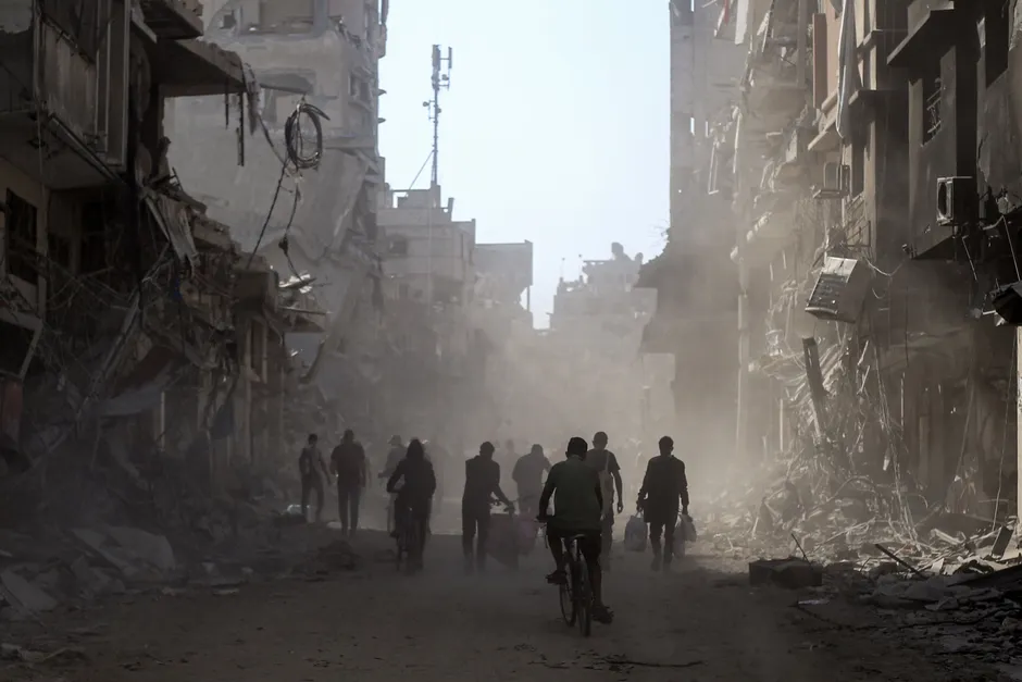In Schutt und Asche: Palästinenser kehren zurück nach Khan Yunis, nachdem die israelische Armee ihre Truppen abgezogen hat. Im weiteren Verlauf des Jahres greift Israel die Stadt im Süden des Gazastreifens weitere Male an. Viele Kämpfer und Zivilisten werden getötet.