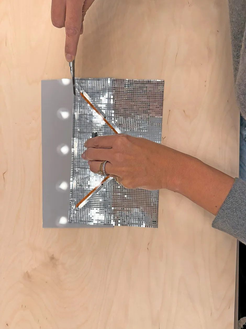 Schritt 1: Einen langen Streifen von der Polystyrol-Spiegelfolie in der Breite der Quadrate (5 mm) mit dem Cutter abschneiden.