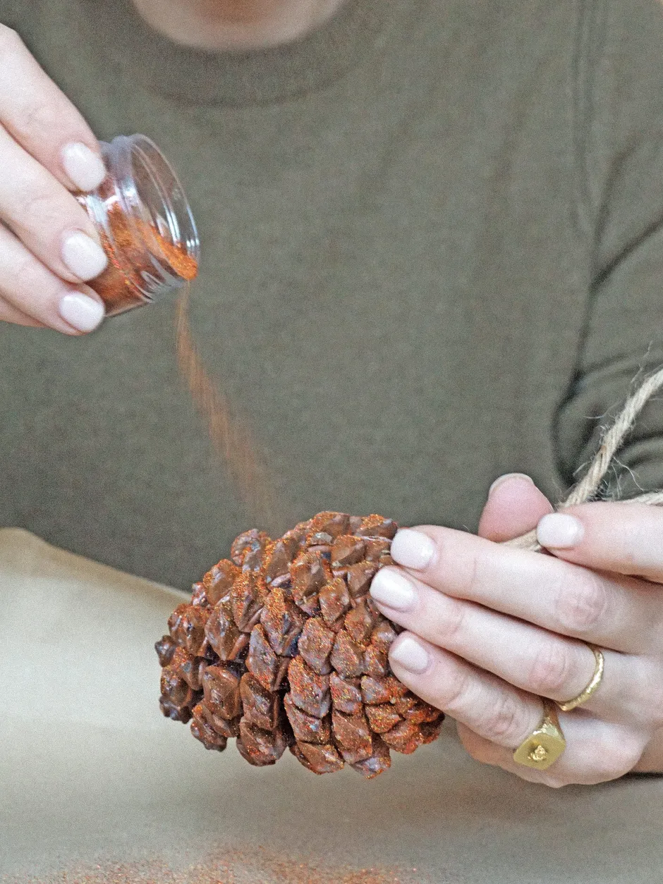 Schritt 3: Zapfen mit Glitzer bestreuen.