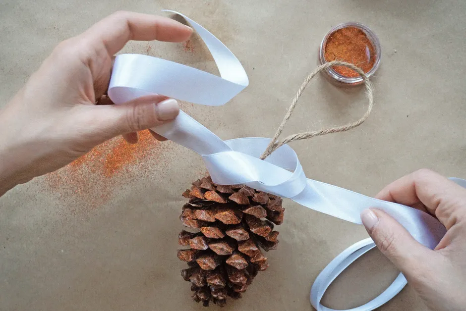 Schritt 4: Geschenkband um die Paketschnur befestigen.