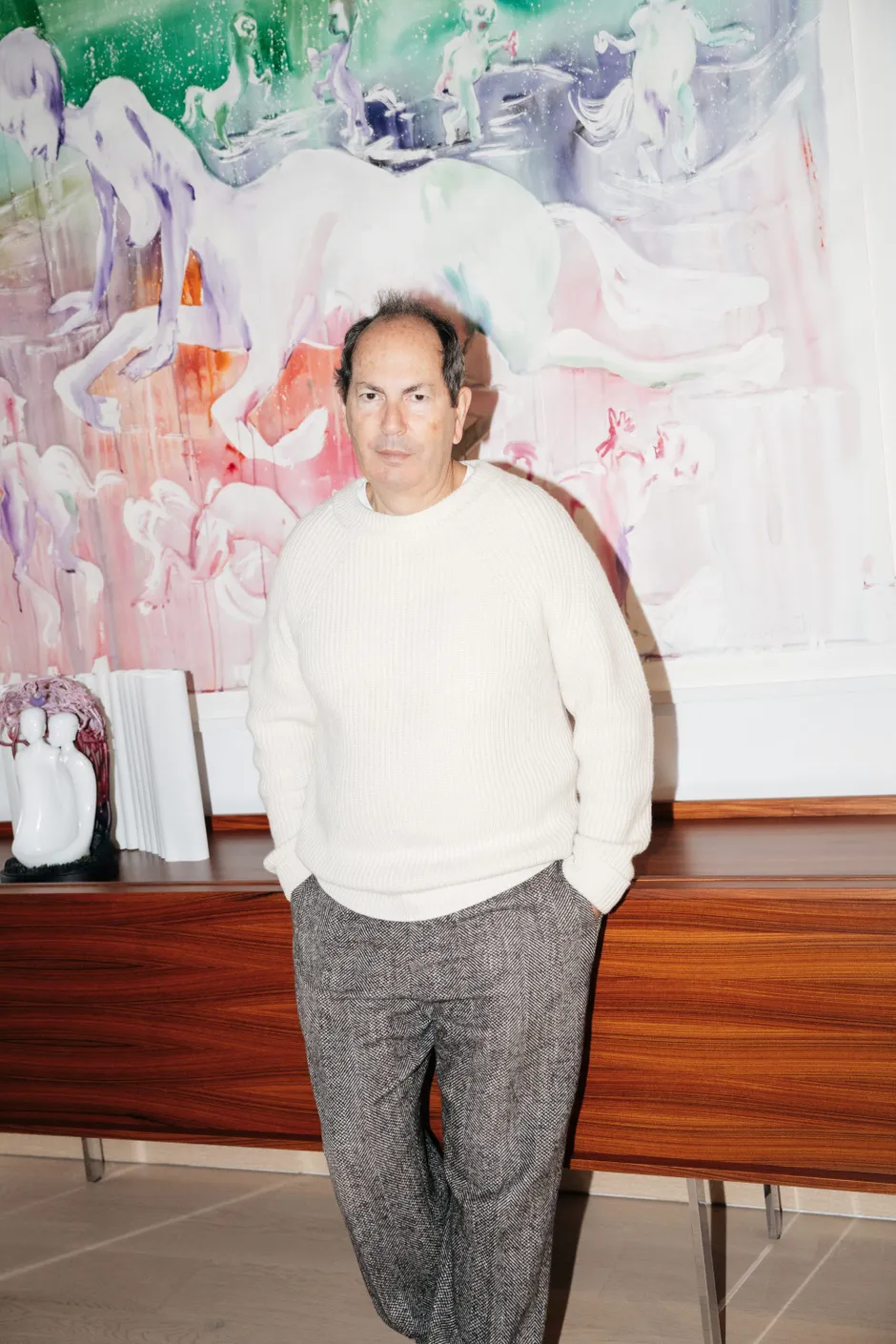 Gil Bronner, im Hintergrund: Marianna Simnetts Werk „Flood“ in der Sammlung Philara, links: Andreas Schmitten, „Hideout“