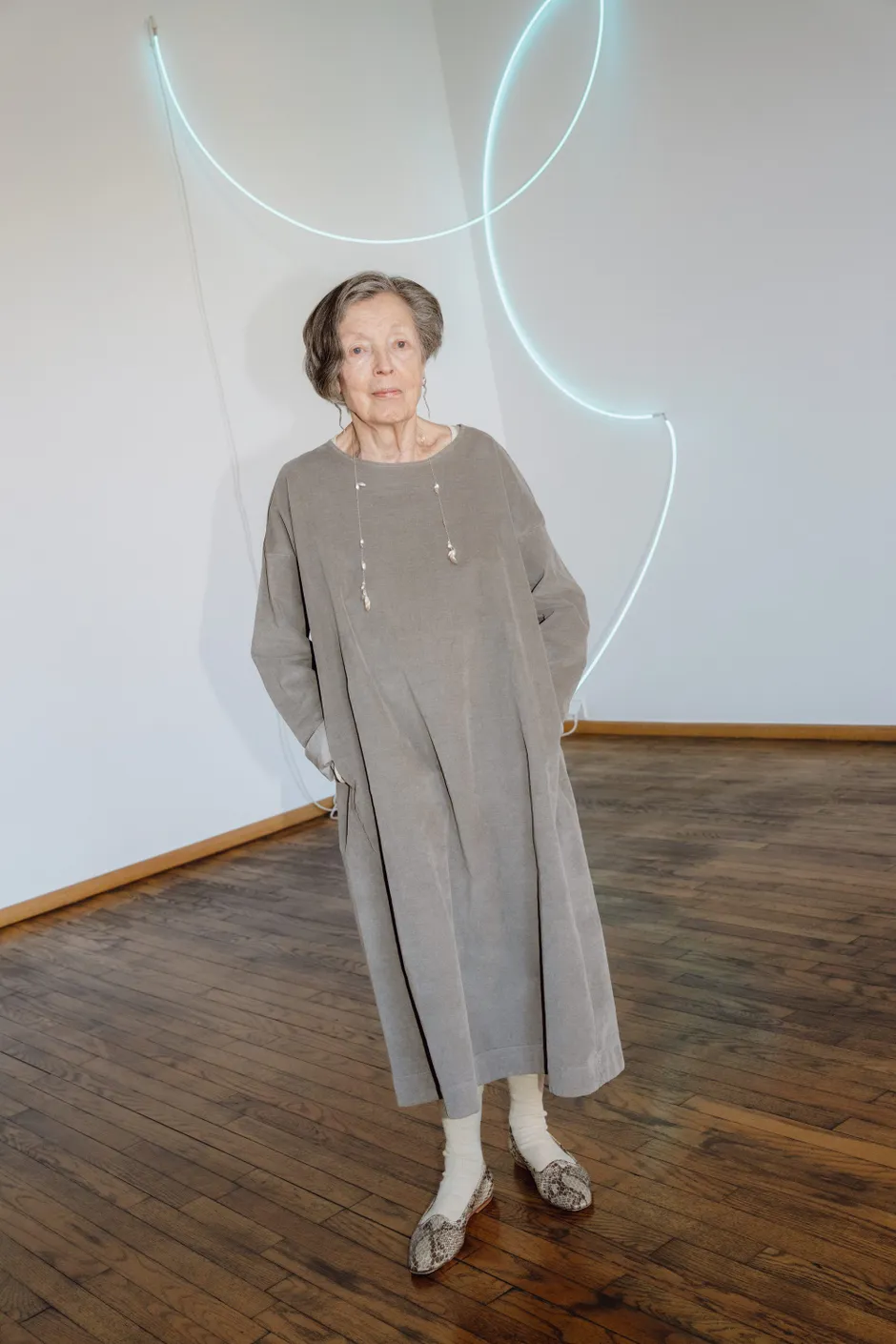 Erika Hoffmann-Koenige in der Sammlung vor François Morellet; Haare & Make-up: Anna Neugebauer