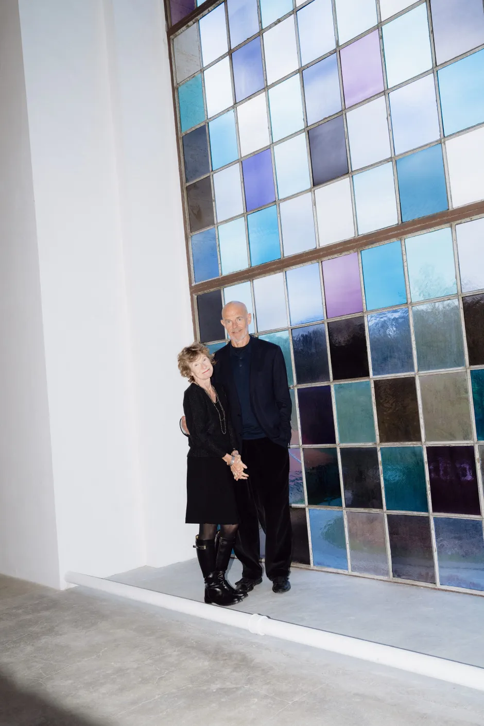 Andrew und Christine Hall. Im Hintergrund: Spencer Finchs Buntglasfensterarbeit „Passing Cloud (Over Derneburg)“
