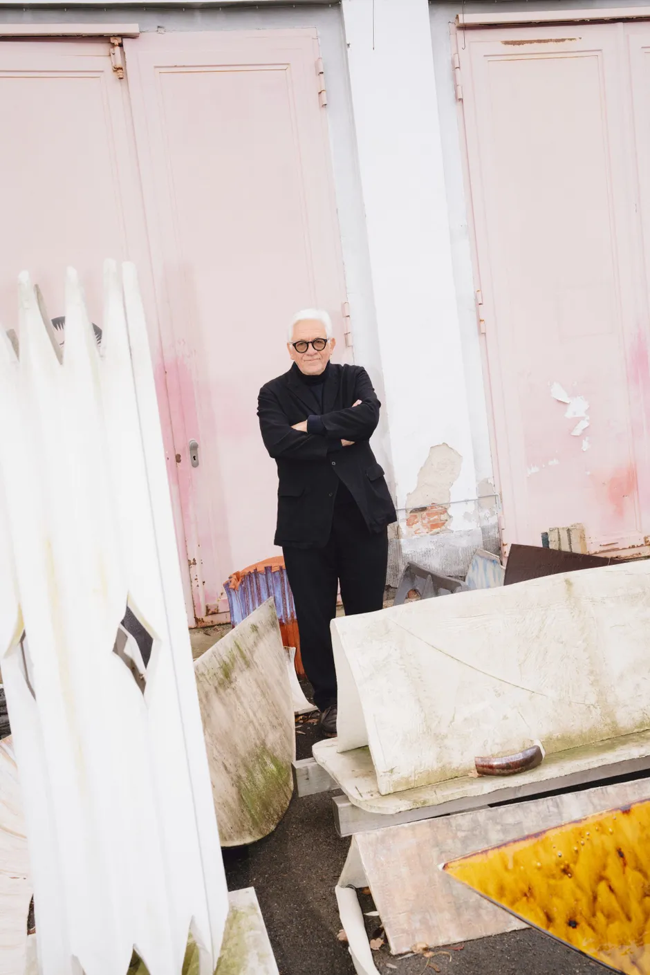 Axel Haubrok inmitten David Zink Yis „diverse objects“ auf dem Gelände der Fahrbereitschaft in Berlin