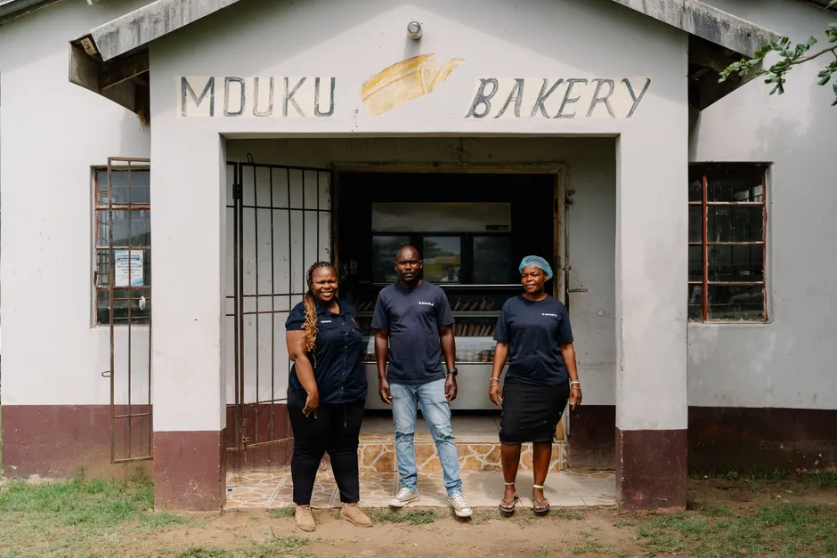 Khethiwe Ndlazi, Besitzerin der „Mduku Bakery“, gibt ihr unternehmerisches Wissen an Jugendliche weiter.
