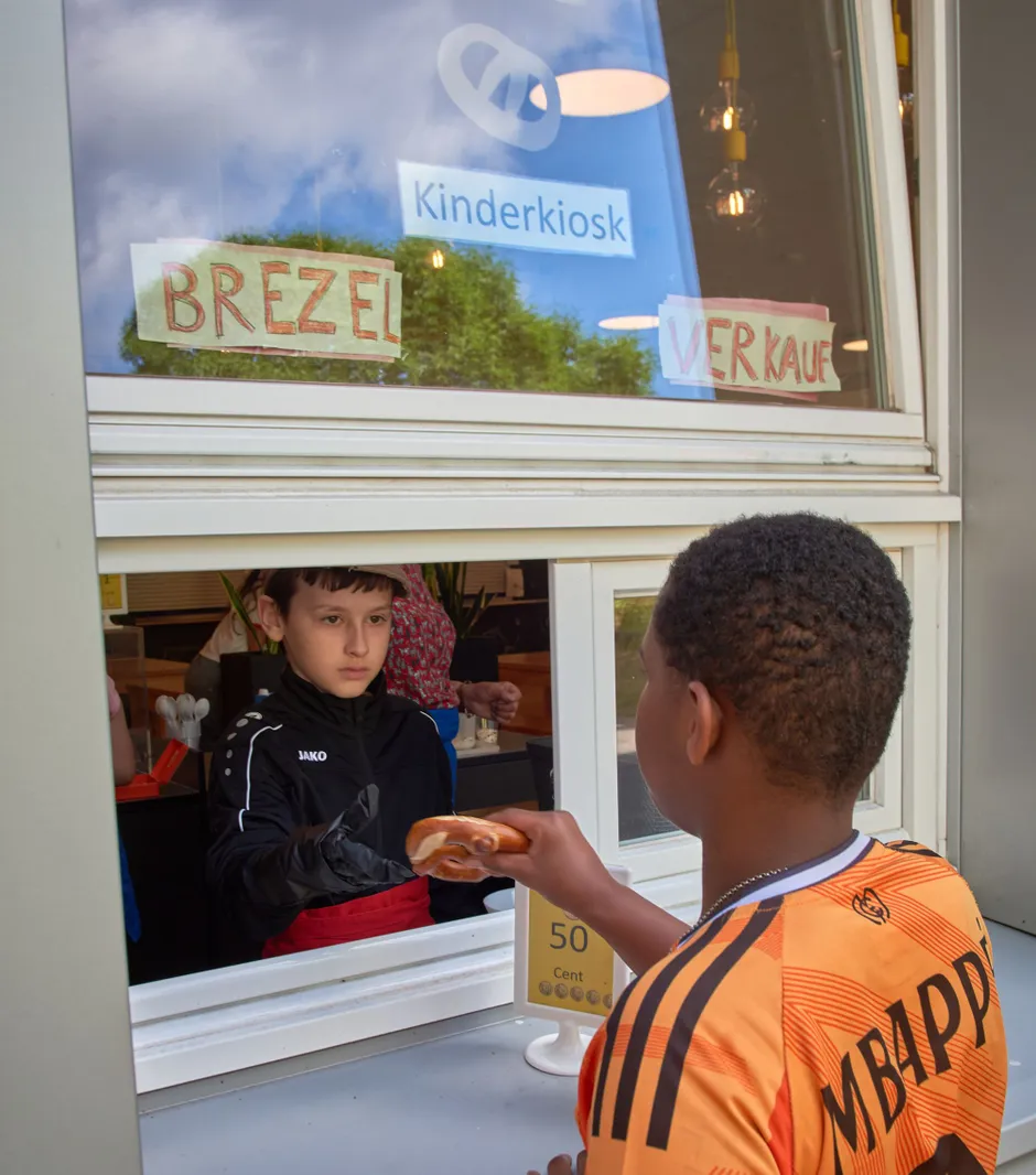 Am Kinderkiosk gibt es Brezeln, Brote und Fruchtriegel.