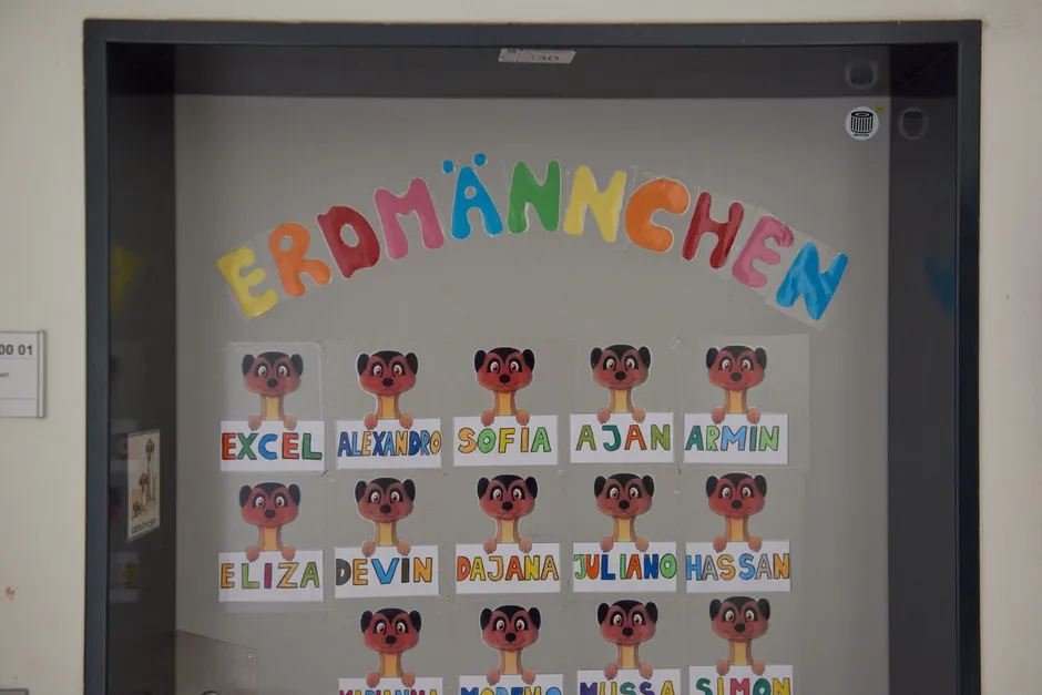 Tür zum Klassenraum der „Erdmännchen“ mit Namensschildern