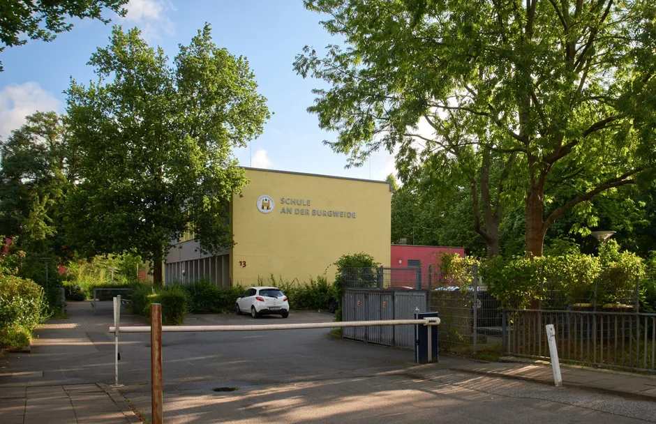 Wie eine kleine Insel liegt die „Schule An der Burgweide“ im Norden der Siedlung.