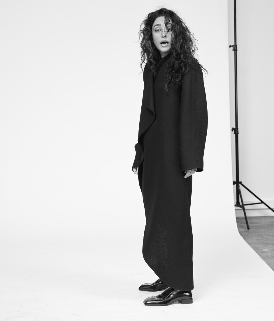 Wrap-Dress von Maison Alaïa, Brogues von Bottega Veneta, Ring von Cartier