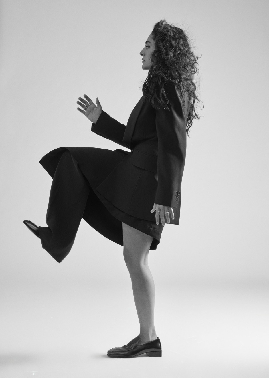 Blazerjacke, asymmetrische Bundfaltenhose und Brogues von Bottega Veneta, Ringe von Cartier