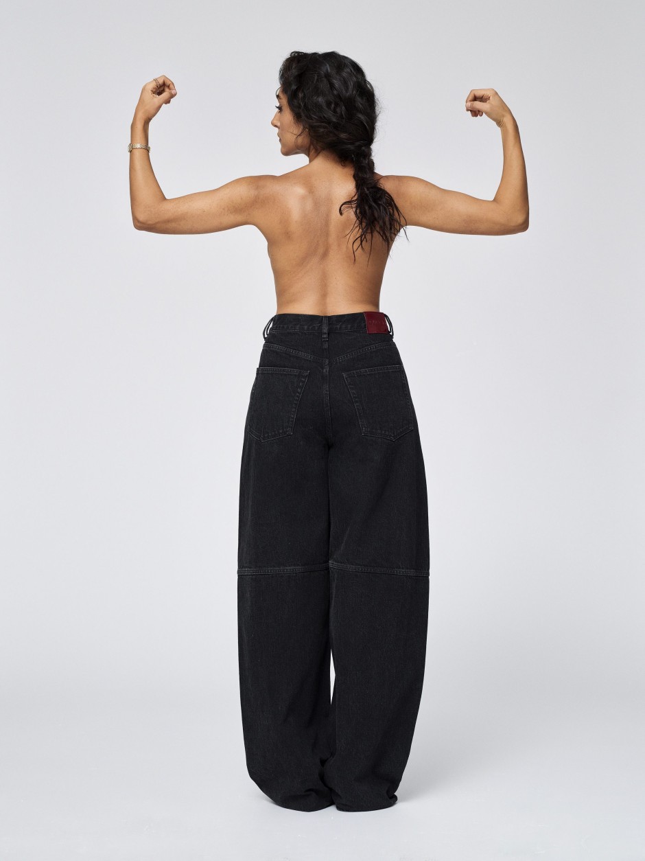 Weit geschnittene Jeans von Gucci, Schmuck und Armbanduhr von Cartier