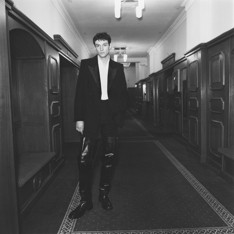 Tuxedo mit weißem Hemd und Overknee-Stiefeln von Saint Laurent by Anthony Vaccarello